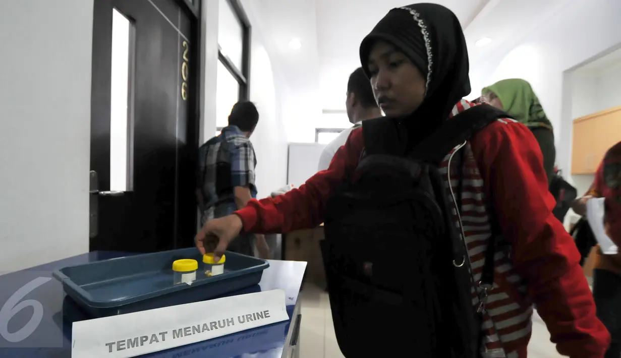 Warga meletakkan urine untuk dilakukan pengecekan bebas narkoba oleh petugas BNN, Jakarta, Senin (28/12/2015).Pelamar kerja diwajibkan memiliki surat keterangan bebas narkoba untuk mendapatkan honor sesuai UMP DKI Jakarta. (Liputan6.com/Yoppy Renato)