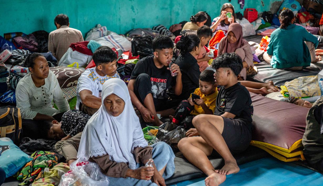 Tercatat, ada sekitar 934 warga mengungsi akibat tanah longsor di Dusun Situkung, Pandanarum, Banjarnegara. Mereka mengaku belum tahu sampai kapan tinggal di pengungsian. Tampak dalam foto, warga saat berada di lokasi pengungsian pasca longsor di Desa Situkung, Banjarnegara, Jawa Tengah, pada Kamis 20 November 2025. (DEVI RAHMAN/AFP)