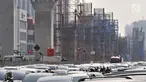 Kepadatan arus kendaraan di sekitar proyek 6 Ruas Tol Dalam Kota tahap pertama seksi Kelapa Gading-Pulo Gebang, Jakarta, Minggu (15/7). Proyek 6 Ruas Tol Dalam Kota terdiri dari tiga tahap pembangunan. (Merdeka.com/Iqbal S. Nugroho)