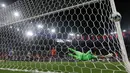 Kiper timnas Chile, Gabriel Arias gagal menghentikan sundulan striker Uruguay, Edinson Cavani pada laga terakhir grup C Copa America 2019 di stadion Maracana, Rio de Janeiro, Senin (24/6/2019). Gol tunggal Edinson Cavani dalam laga tersebut memastikan Uruguay jadi juara Grup C. (AP/Leo Correa)