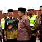 Wakil Presiden HM Jusuf Kalla bersama Gubernur Bengkulu meninjau kesiapan pelabuhan Pulau Baai yang akan ditingkatkan beriringan dengan pembangunan Jalan Tol. (Liputan6.com/Yuliardi Hardjo)