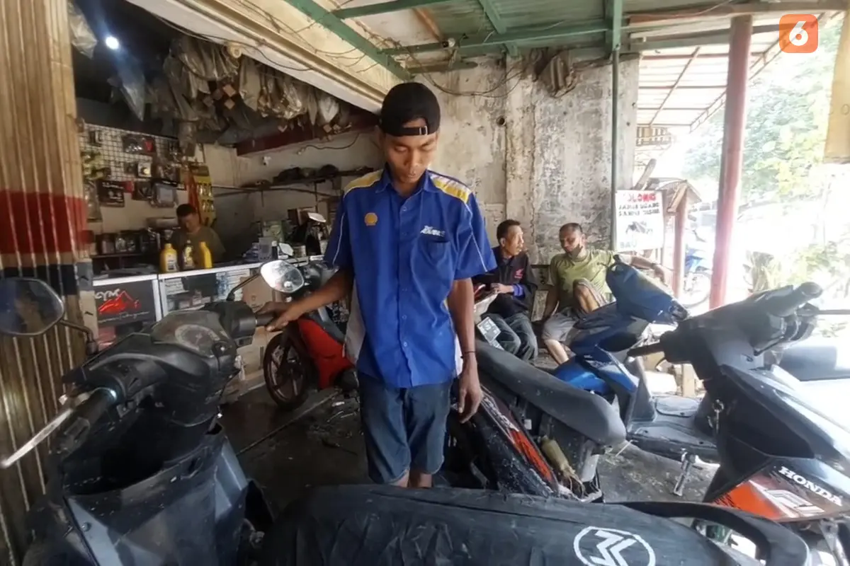 Puluhan kendaraan milik warga yang rusak akibat terendam banjir mengtre untuk diperbaiki. Foto : (Liputan6.com/Ardi).