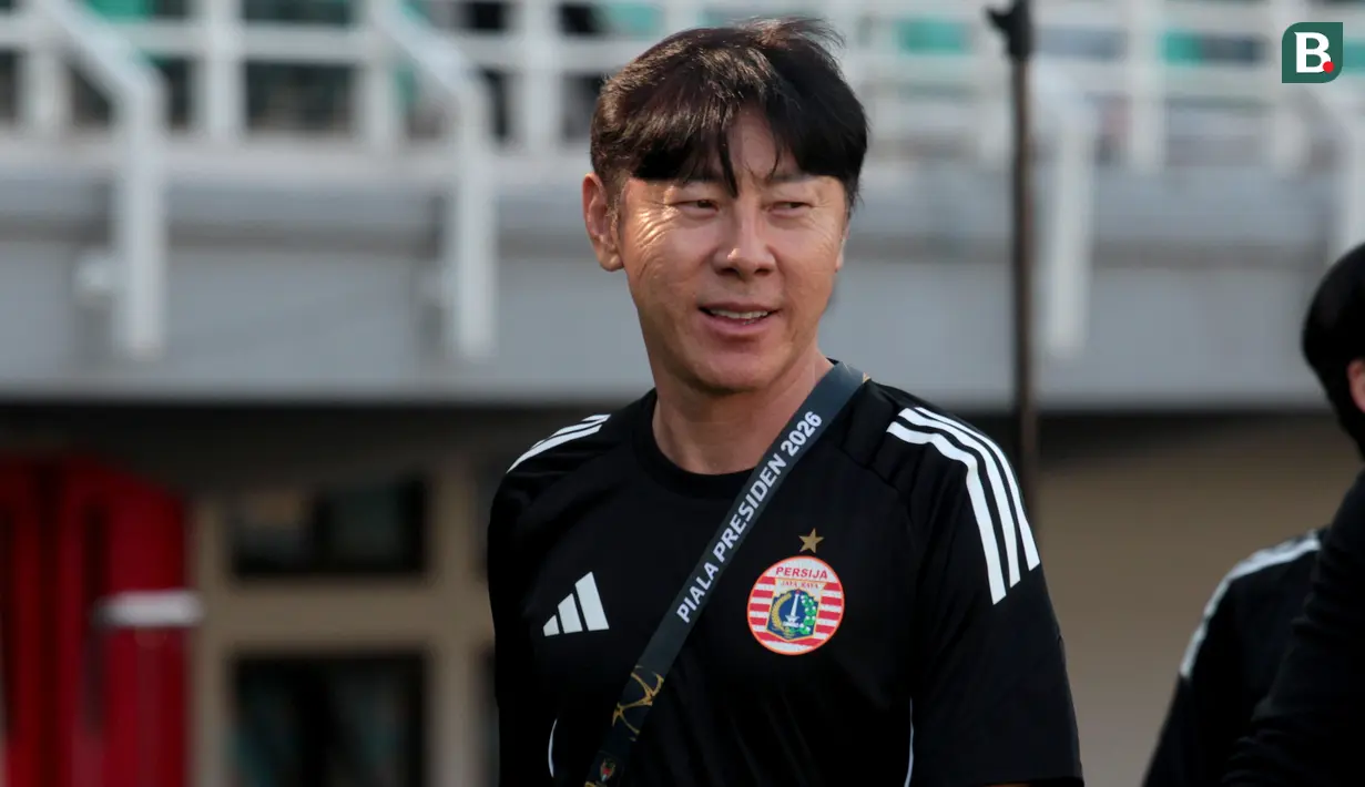 Pelatih Persija Jakarta, Shin Tae-yong, tersenyum usai timnya mengalahkan PSMS Medan 4-1 pada laga terakhir Grup B Piala Presiden 2026 di Stadion Gelora Bung Tomo, Surabaya, Sabtu (1/8/2026). Kemenangan tersebut menjaga peluang Macan Kemayoran melaju ke semifinal, yang akhirnya dipastikan setelah Persebaya Surabaya menaklukkan Port FC 2-1 pada laga penutup Grup B. Persija selanjutnya akan menghadapi rival klasiknya, Persib Bandung, pada babak semifinal di Stadion Kapten I Wayan Dipta, Gianyar, Bali. (Bola.com/Wahyu Pratama)