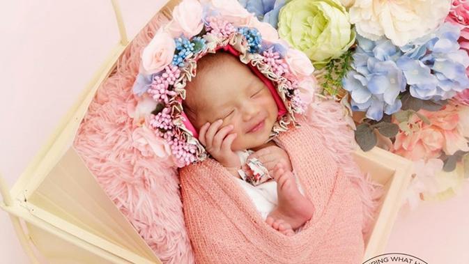 Faby Marcelia melahirkan anak kedua, wajah putri cantiknya akhirnya terekspos. (Sumber: Instagram/@musebaby_official)