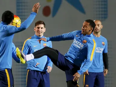 Penyerang Barcelona Lionel Messi (tengah) saat berlatih bersama rekan - rekannya di tempat latihan Joan Gamper, Barcelona, Spanyol, Jumat, (20/11). Sesi latihan kali ini dalam jelang laga El Clasico minggu dini hari nanti. (REUTERS/Albert Gea)