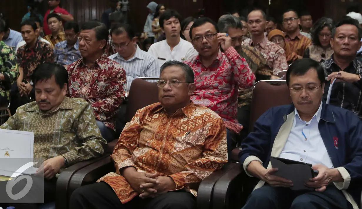 Menko Perekonomian Darmin Nasution saat menghadiri sosialisasi paket kebijakan jilid IV di Gedung Menko Perekonomian, Jakarta,Kamis (15/10/2015). Darmin menilai banyak pihak kurang mengerti esensi isi paket kebijakan tersebut. (Liputan6.com/Angga Yuniar)