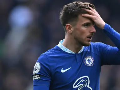 Terseoknya performa Chelsea musim 2022/2023 ini, khususnya di Liga Inggris membuat beberapa penggawa The Blues mengalami penurunan nilai pasar, yang memang barometernya ditentukan oleh penampilan sang pemain bersama klub yang dibelanya. Menurut situs transfermarkt, ada 6 pemain Chelsea yang mengalami penurunan nilai pasar terbesar yang disusun per 16 Maret 2023. Siapa sajakah mereka? Berikut daftar lengkapnya. (AFP/Justin Tallis)