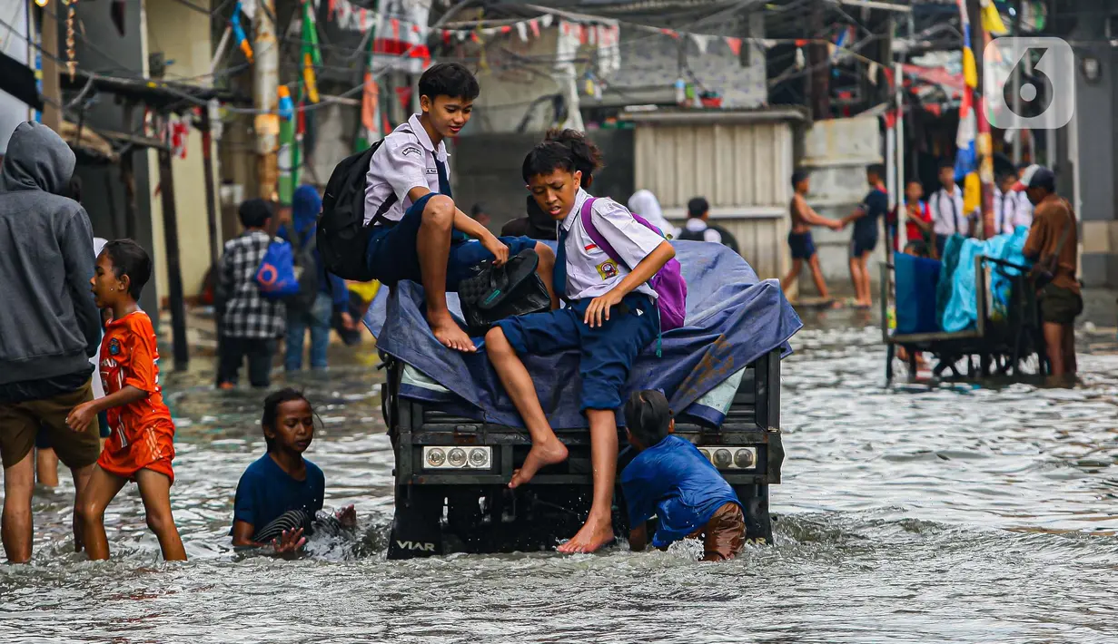 Ketinggian banjir akibat pasang air laut di kawasan Muara Baru, Jakarta Utara mencapai sekitar 80 cm. (Liputan6.com/Angga Yuniar)