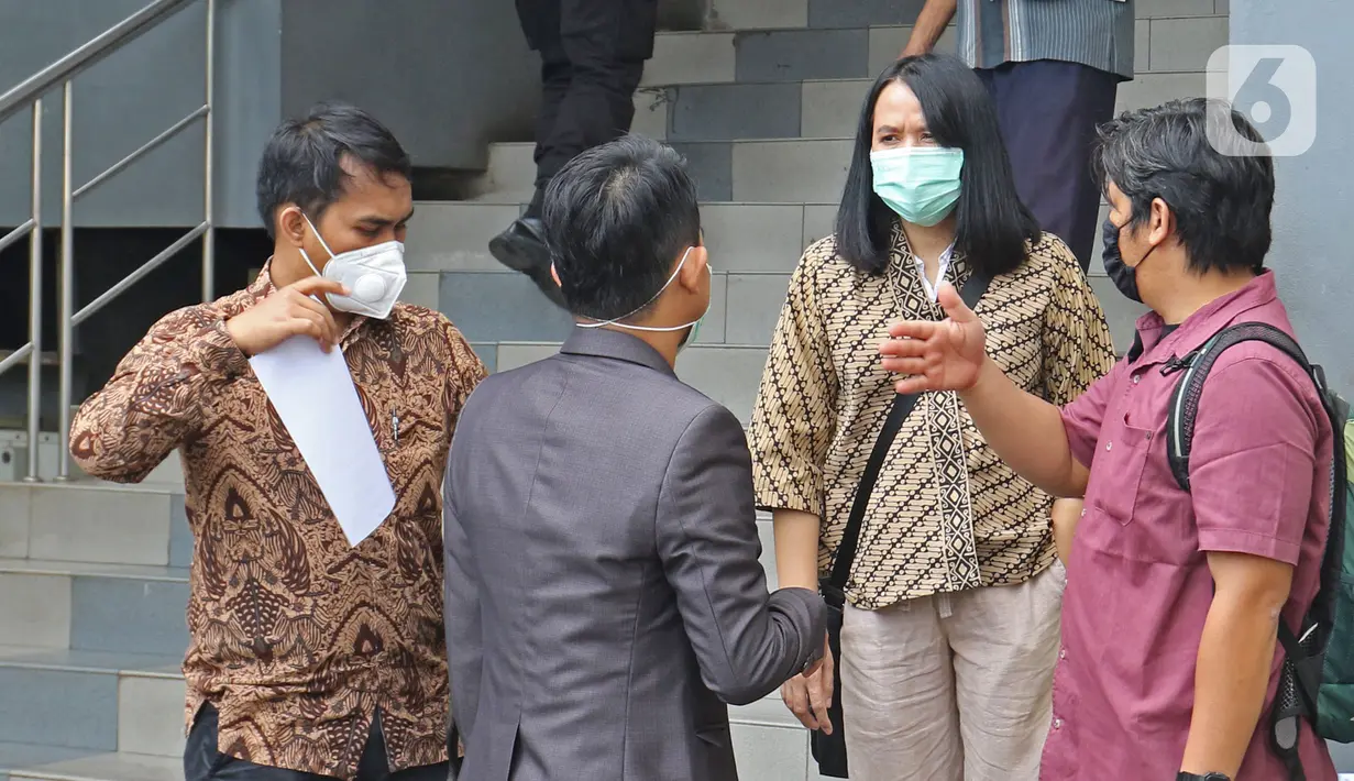 Pemimpin Redaksi Liputan6.com, Irna Gustiawati usai melaporkan serangan doxing terhadap jurnalisnya ke Polda Metro Jaya, Senin (21/09/2020). Serangan doxing atau pelacakan dan pembongkaran informasi pribadi bertujuan negatif dilancarkan terkait karya jurnalistik korban (Liputan6.com/Herman Zakharia)