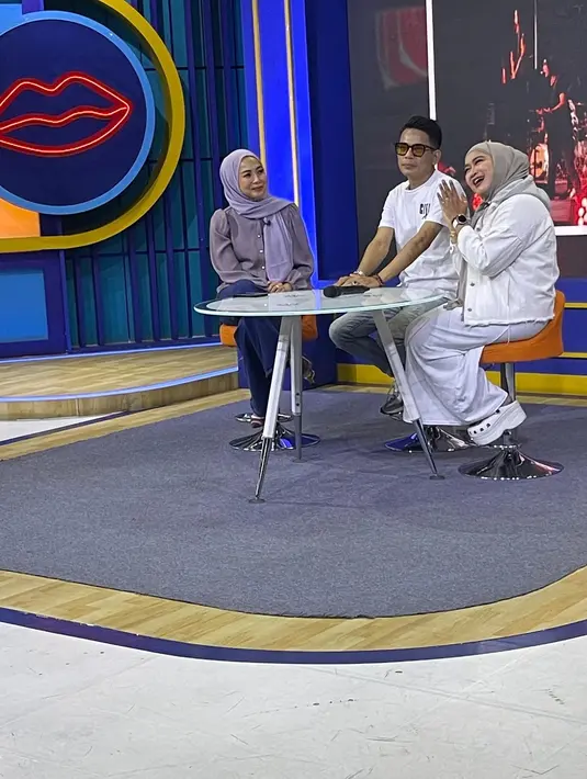 "Kalau aku sih yang membuatku bertahan sampai saat ini waktu aku di depan papaku. Kan aku berjanji sama papa. Papa waktu itu sempat sampaikan, 'Apa kamu enggak salah pilih?'" ujar Fany dalam tayangan Rumpi, diunggah melalui kanal YouTube Trans TV Official. [Instagram/arisidoll]