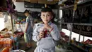 Emad dan kakaknya saat berada kamp pengungsian dekat Kota Duhok, Irak, pada 19 April 2016. Sejumlah anak laki-laki Yazidi dipaksa mengikuti latihan untuk menjadi penerus militan ISIS. (REUTERS / Ahmed Jadallah)