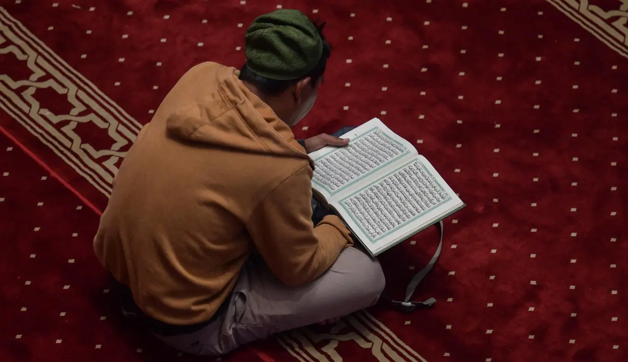 Bagi umat muslim, puasa Ramadan bukan hanya tentang menahan lapar dan haus, tetapi juga melatih pengendalian diri dari hawa nafsu dan perbuatan tercela. (BAY ISMOYO/AFP)