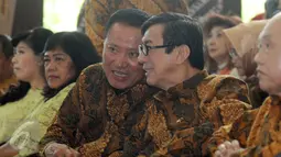 Mantan Menteri Hukum dan HAM, Amir Syamsudin (tengah) berbincang dengan Menteri Hukum dan HAM, Yasonna H Laoly pada pembukaan Napi Craft 2015 di The East Kuningan, Jakarta, Senin (12/21/2015). (Liputan6.com/Helmi Fithriansyah)