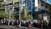 Foto antrian vaksin demam kuning di Brasil pada Maret 2017 (YASUYOSHI CHIBA / AFP)