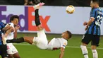 Bek Sevilla, Diego Carlos mencetak gol ketiga untuk timnya ke gawang Inter Milan pada pertandingan Final Liga Europa di Stadion Rhein Energie, Cologne, Jumat (21/8/2020). Gol indah Diego Carlos menjadi penentu kemenangan Sevilla 3-2 atas Inter Milan. (Friedemann Vogel/Pool via AP)