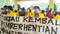 Puluhan mahasiswa Unilak Pekanbaru berdemonstrasi di gedung rektorat mendesak pemberhentian tiga rekannya dicabut. (Liputan6.com/M Syukur)