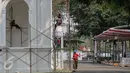 Sejumlah pekerja menyelesaikan pemasangan tenda di lingkungan komplek Istana Kepresidenan, Jakarta, Senin (10/8/2015). Istana Kepresidenan mulai dipercantik untuk menyambut perayaan HUT Kemerdekaan RI ke-70. (Liputan6.com/Faizal Fanani)