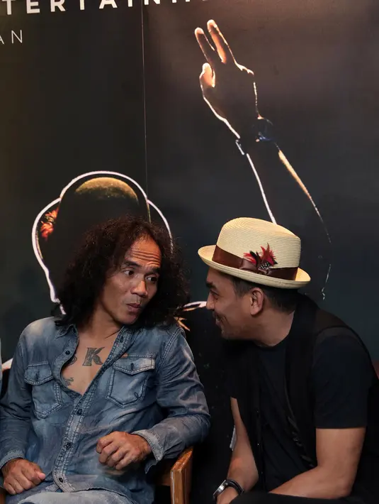 "Bagi saya, nama Slank nggak bisa dipungkiri masuk dalam katalog musik yang saya dengarkan. Slank adalah sesuatu yang berbeda dan mempunyai keunikan tersendiri," kata Glenn Fredly di kawasan Senopati, Selasa (15/8/2017).  (Deki Prayoga/Bintang.com)