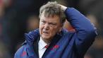 Pelatih Manchester United, Louis van Gaal, tampak kecewa usai takluk 0-2 dari Stoke pada laga Premier League di Stadion Britannia, Inggris, Sabtu (26/12/2015). (Reuters/Carl Recine)