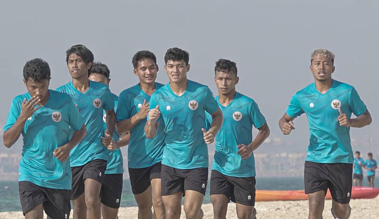 Mereka pun memulainya dengan berlari menyusuri tepi pantai beberapa kali, bolak balik dari titik satu ke titik berikutnya sejauh kurang lebih satu kilometer. (Foto: Dokumentasi PSSI)