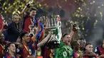 Para pemain Barcelona merayakan gelar juara Copa Del Rey setelah mengalahkan Real Madrid dalam partai final yang berlangsung di La Cartuja stadium, Sevilla, Spanyol. (AFP/Josep Lago)