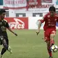 Bek Persija Jakarta, Michael Orah, menghindari penjagaan striker Sriwijaya FC, Muhammad Tolib, pada laga Liga 1 di Stadion Wibawa Mukti, Jawa Barat, Sabtu (24/11). Persija menang 3-2 atas Sriwijaya. (Bola.com/Yoppy Renato)