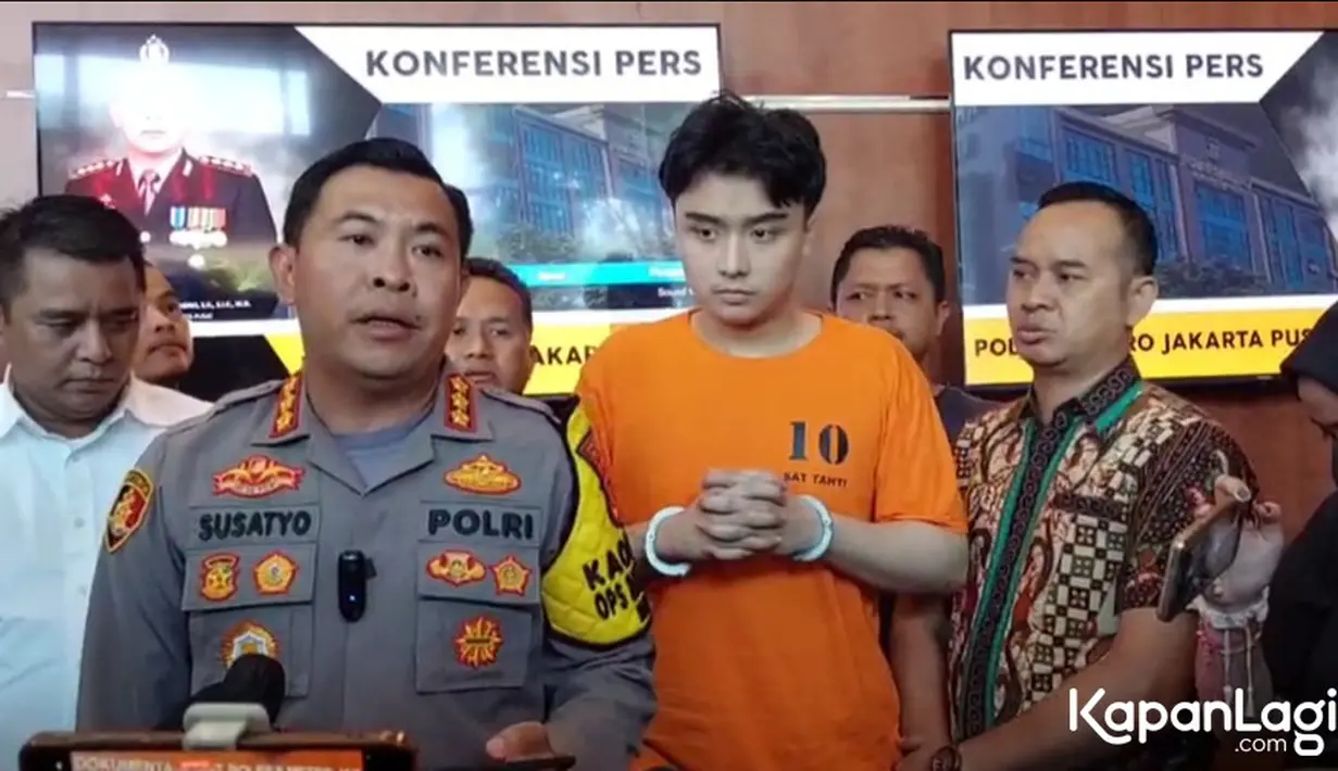 Dihadapan awak media, Leon juga mengungkapkan rasa penyesalan karena mengina institusi Polri. "Yang terhormat Bapak Kapolri, saya minta maaf karena saya sudah melakukan kesalahan telah mengata-ngatai institusi Polri. Saya khilaf. Saya menyesal," ujar Leon Dozan. [Foto: KapanLagi.com/Muhammad Akrom Sukarya]