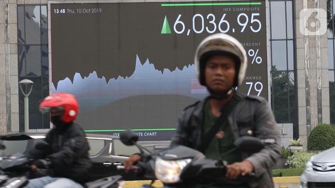 Pengendara mobil dan sepeda motor melintas dekat layar pergerakan Indeks Harga Saham Gabungan (IHSG) di Jakarta, Kamis (10/10/2019). Sebanyak 187 saham menguat dan 150 saham diam di tempat. (Liputan6.com/Angga Yuniar)