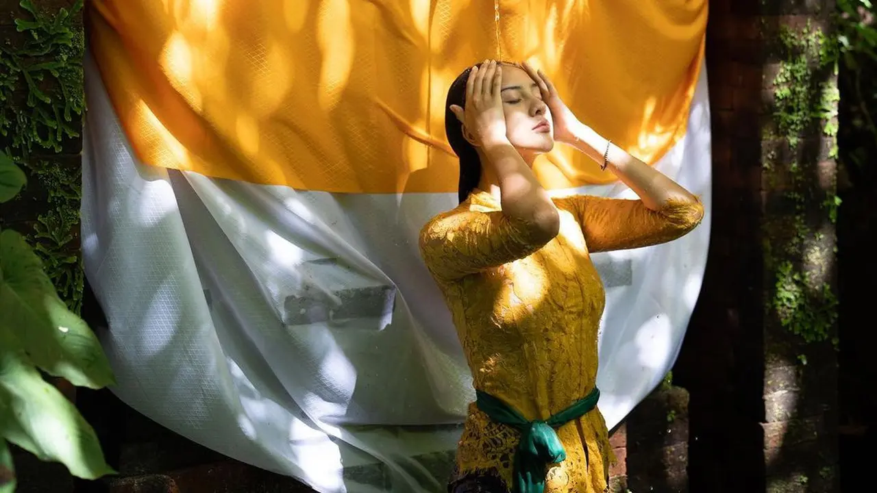 8 Gaya Anya Geraldine Berkebaya Kuning saat Jalani Ritual Melukat di Bali