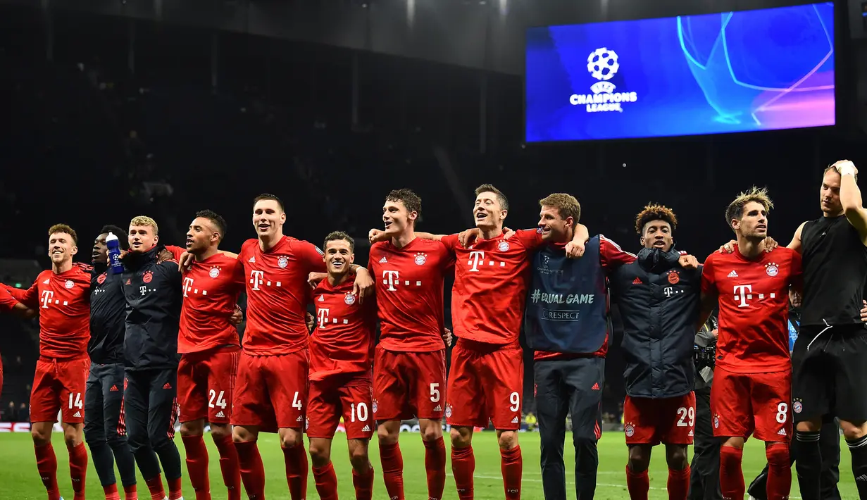 Para pemain Bayern Munchen merayakan kemenangan atas Tottenham pada laga Liga Champions di Stadion Tottenham, London, Selasa (1/10). Tottenham kalah 2-7 dari Munchen. (AFP/Glyn Kirk)
