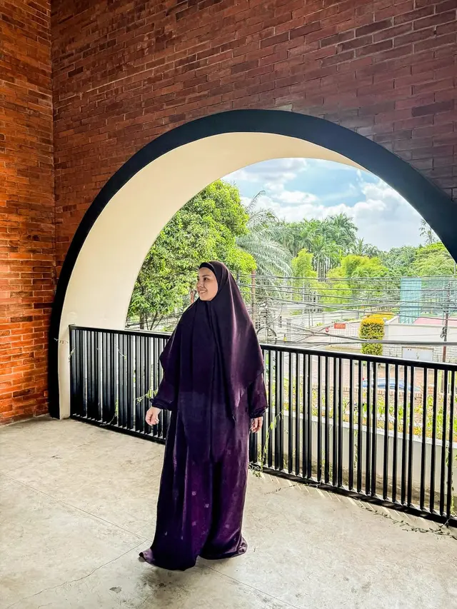 Jadi Artis yang Berangkat Haji 2025, Intip 6 Outfit Gamis Ala Tya Ariestya