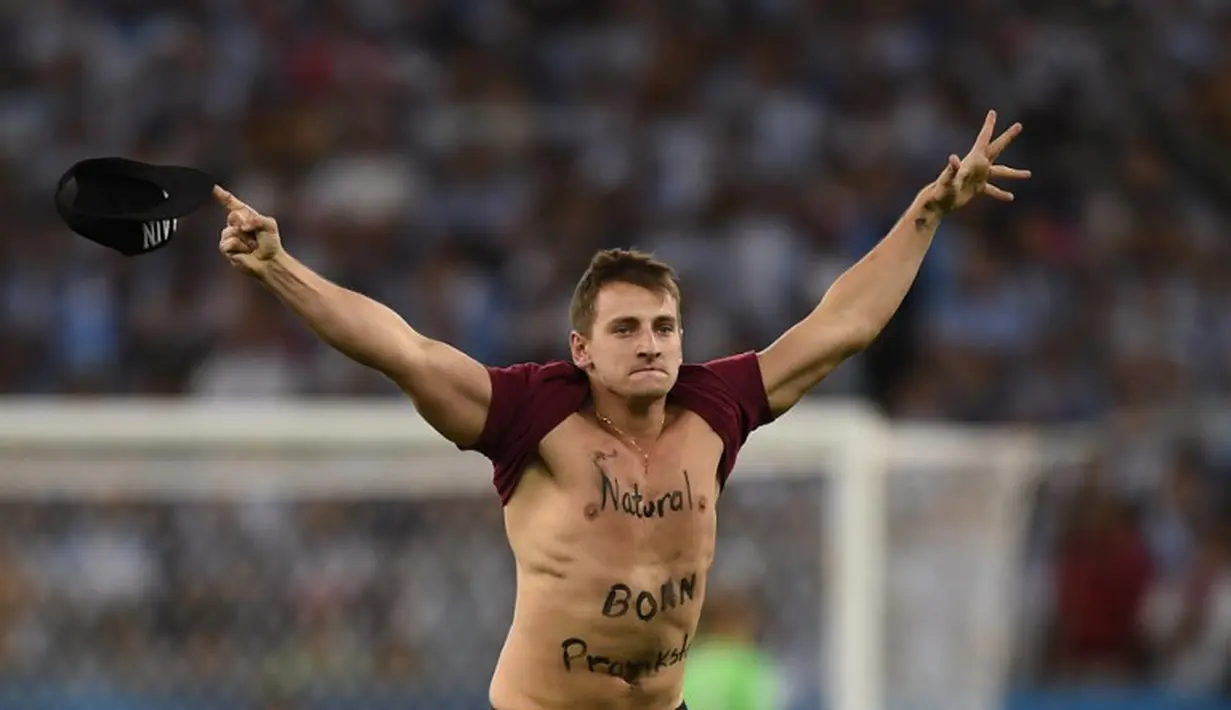 Fans nakal ini tiba-tiba berlari ke tengah lapangan mendekati salah satu pemain Jerman Benedikt Hoewedes, Brasil, Senin (14/07/2014) (AFP PHOTO/CHRISTOPHE SIMON)
