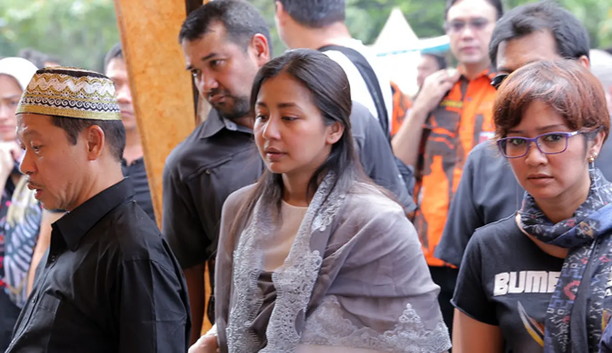 "Kami selalu menemani, lengkap sama keluarga. Tadinya kami optimis beliau sembuh. Tapi Kondisinua memang sudah lemah. Mungkin karena dia keletihan dan kekebalan tubuhnya mulai menurun," kata Frans (Deki Prayoga/Bintang.com)