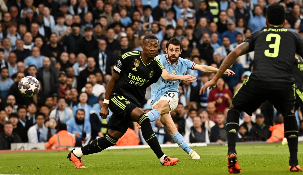 Pemain Manchester City, Bernardo Silva, mencetak gol ke gawang Real Madrid pada laga semifinal leg kedua di Stadion Etihad, Kamis (18/5/2023). Man City menang dengan skor 4-0. (AFP/Paul Ellis)