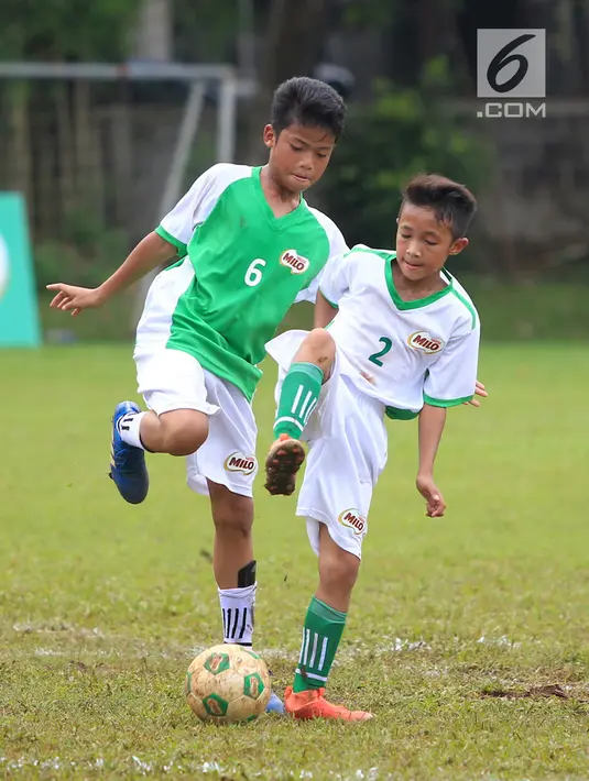 Anak-anak terpilih bertanding pada MILO Football Championship 2019 di Ciputat, Tangerang Selatan, Sabtu (27/4/2019). Sebanyak 16 pemain terbaik dibagi menjadi dua tim yaitu Tim Kurniawan dan Tim Ponaryo yang akan dinilai mewakili Indonesia di MILO Champions Cup di Barcelona. (Liputan6.com/HO/Rizky)