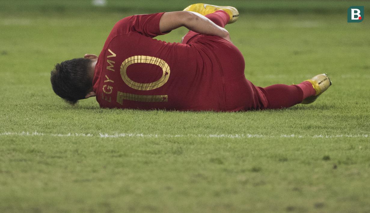 Striker Timnas Indonesia, Egy Maulana, kesakitan saat melawan UEA pada laga AFC U-19 Championship di SUGBK, Jakarta, Selasa (24/10). Indonesia menang 1-0 atas UEA. (Bola.com/Vitalis Yogi Trisna)