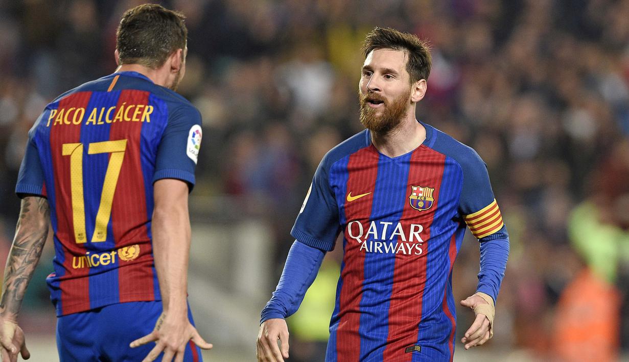 Penyerang Barcelona, Paco Alcacer (kiri) hanya mampu menjadi pelapis Lionel Messi, Neymar dan Suarez. Bersama Barcelona Paco telah mencetak delapan gol dari 28 penampilan. (AFP/Lluis Gene)