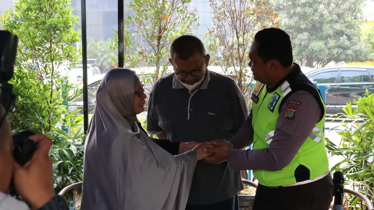 Polisi Nyangkut di Kap Mobil