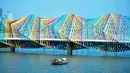Pemandangan jembatan warna-warni seperti pelangi yang berada di Qingdao, Shandong, China, Kamis (6/9). Jembatan ini mulai dibuka untuk umum mulai 5 Septembeer 2018. (STR/AFP)