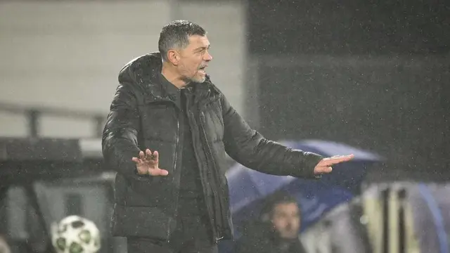 Sergio Conceicao dalam laga leg pertama play-off Liga Champions antara Feyenoord vs AC Milan, Kamis (13/2/2025) dini hari WIB. (c) AP Photo/Peter Dejong
