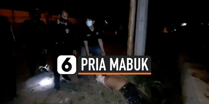 VIDEO: Polisi Evakuasi Pria Mabuk dari Selokan
