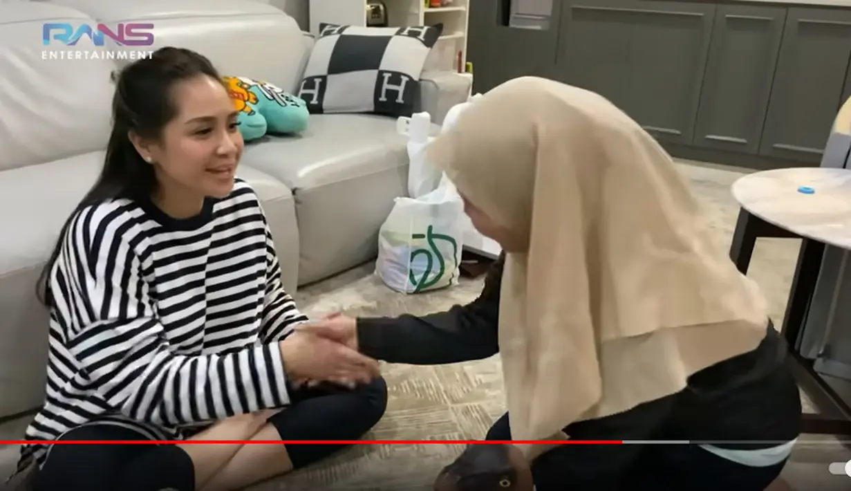 Sus Rini meminta kembali diulang bersalaman. Ketika akan mencium tangan bosnya, Nagita lebih cepat mencium tangannya. [Youtube/Rans Entertainment]