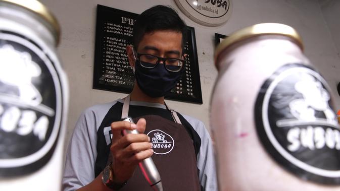 Irsyad Rojali tengah ikut menyiapkan minuman boba di salah satu outlet miliknya. Dia memang kerap turun langsung ke lapangan untuk memeriksa kinerja karyawan yang ditugaskan melayani di outlet. (Foto: Liputan6.com).