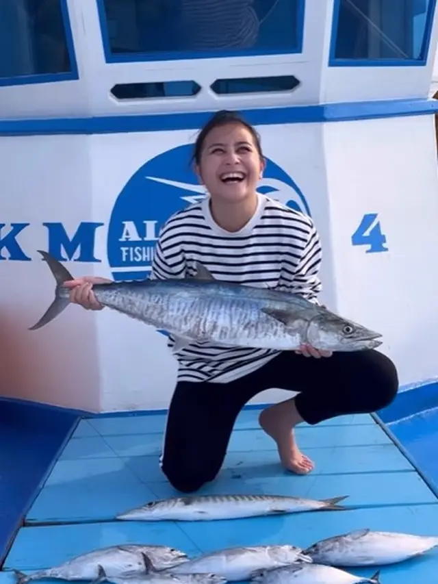 Prilly Latuconsina mancing ikan (Instagram/prillylatuconsina96)
