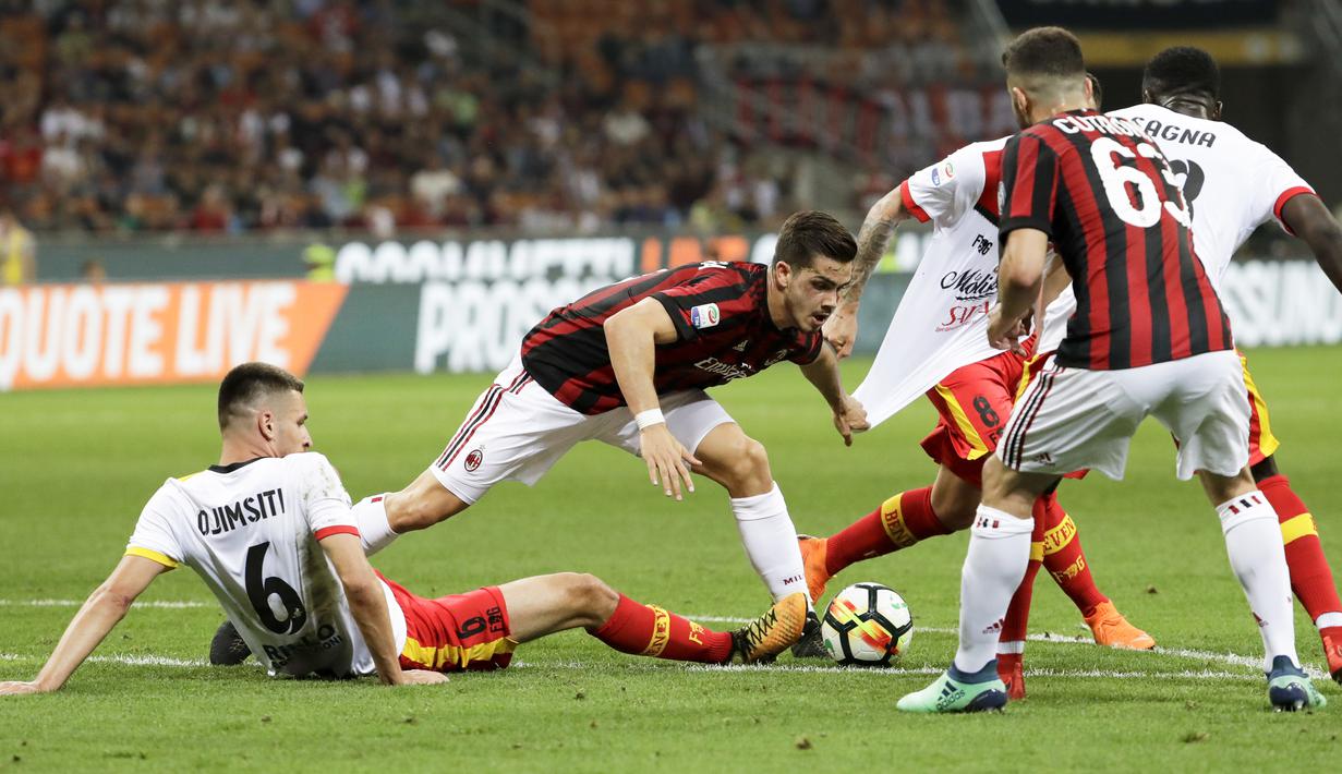 Pemain AC Milan, Andre Silva (tengah) berusaha menerobos pertahanan Benevento pada laga Serie A di San Siro stadium, Milan, (21/4/2018). AC Milan kalah 0-1. (AP/Luca Bruno)
