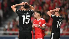 Reaksi para pemain Juventus pada akhir laga matchday 5 fase grup Liga Champions 2022/2023 melawan Benfica di Da Luz, Rabu (26/10/2022) dini hari WIB. Juventus dipastikan tersingkir dari Liga Champions setelah dikalahkan Benfica. (Photo by PATRICIA DE MELO MOREIRA / AFP)