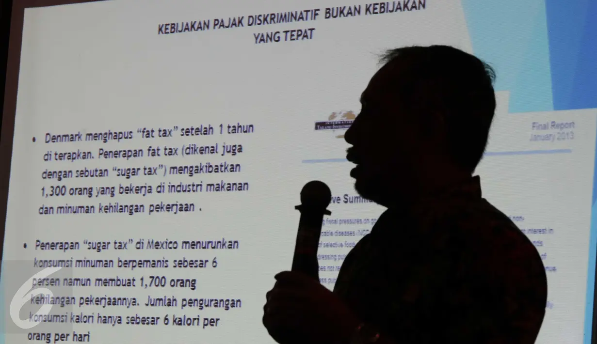 Para pengusaha yang tergabung dalam Asosiasi Industri Minuman Ringan tersebut menolak kebijakan pemerintah mengenakan tarif cukai untuk produk minuman berpemanis dan soda pada tahun depan, Jakarta, Selasa (15/12/2015). (Liputan6.com/Angga Yuniar)