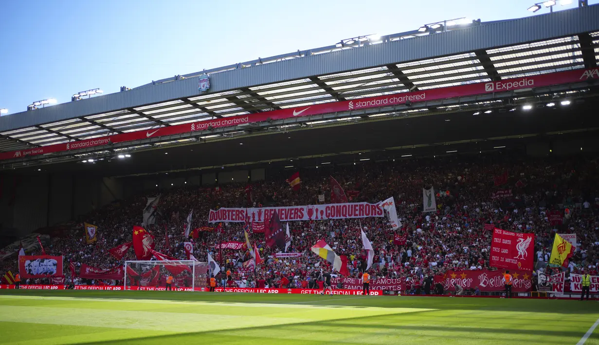 Para penggemar Liverpool, di sisi lain, sejak saat itu dengan enggan mempersiapkan diri untuk hari ini. (AP Photo/Jon Super)