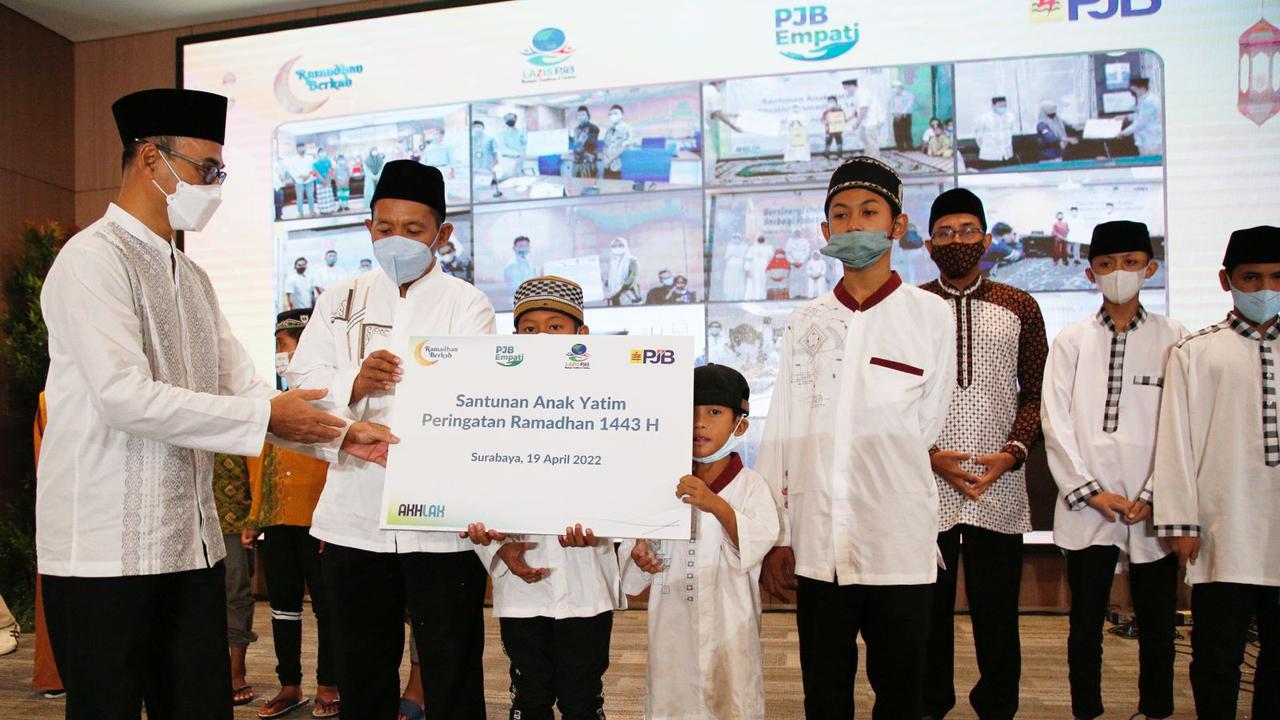 PT PJB) berbagi berkah Ramadhan dengan menyalurkan Rp 2,3 miliar untuk membantu anak yatim dan masyarakat berpenghasilan rendah. (Dian Kurniawan/Liputan6.com).