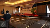 Salah satu panitia mengecek kesiapan pelaksanaan Kongres PSSI di Ballroom Hotel Mercure Ancol Jakarta, Rabu (9/11). Kongres PSSI 2016 akan memilih Ketua dan Wakul Ketua serta anggota Komite Ekssekuitf. (Liputan6.com/Helmi Fithriansyah)